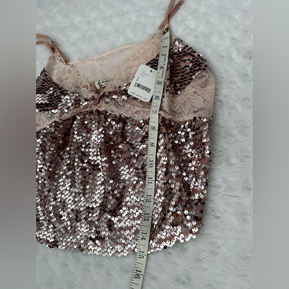NWT- FREE PEOPLE Right Rhythm Sequin Cami Top ||
CHAMPAGNE COMBO - Picture 12 of 13